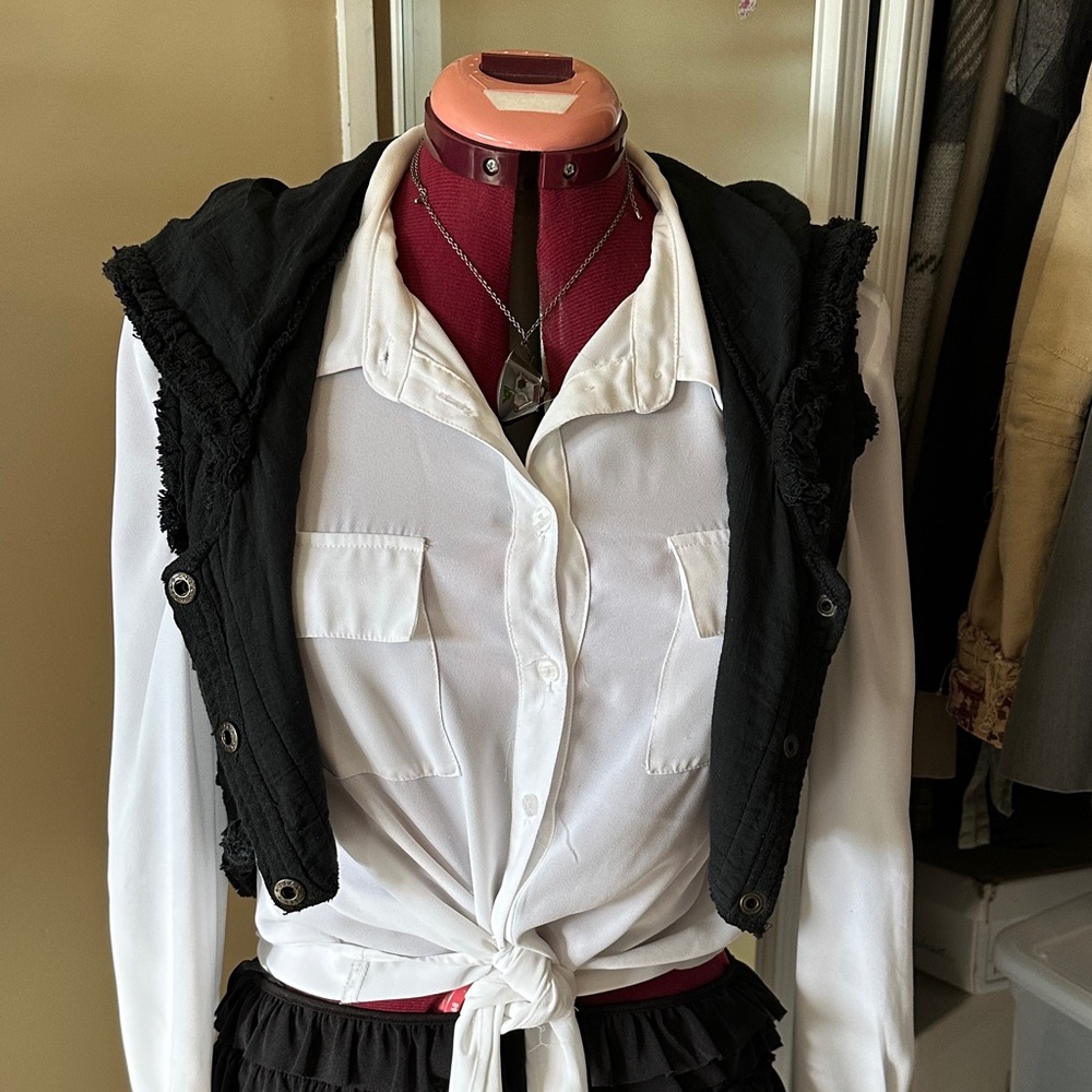 Cropped Black Button Front Hooded Vest - Picture 8 of 9